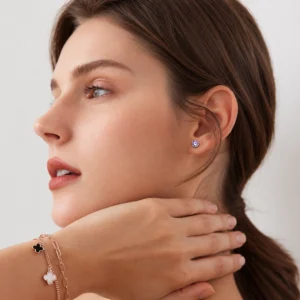 Femme avec Boucles d’Oreilles Argentées aux Améthystes Violettes.