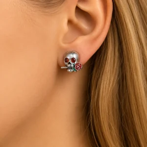 Femme avec Boucles d'Oreilles Tête de Mort Florale en Argent 925.