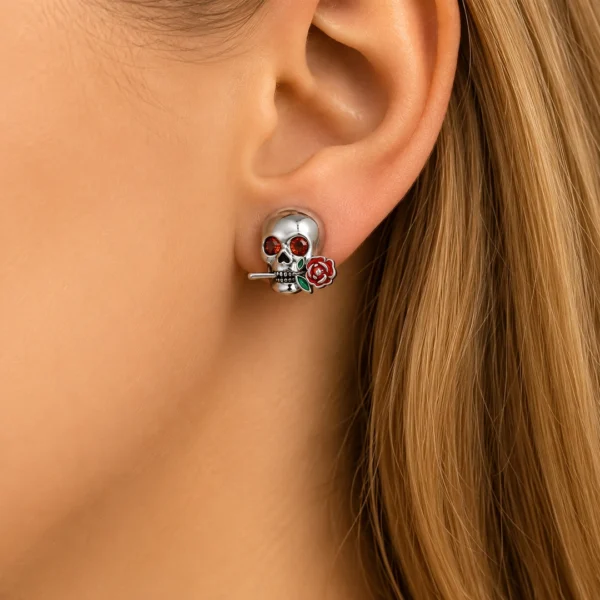 Femme avec Boucles d'Oreilles Tête de Mort Florale en Argent 925 Femme avec Boucles d'Oreilles Tête de Mort Florale en Argent 925.