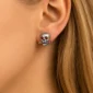 Femme avec Boucles d'Oreilles Tête de Mort Florale en Argent 925.