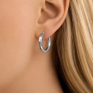 Femme avec Créoles Argent 925 Serties de Zirconiums.