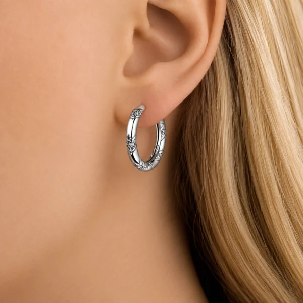 Femme avec Créoles Argent 925 Serties de Zirconiums Femme avec Créoles Argent 925 Serties de Zirconiums.