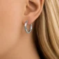 Femme avec Créoles Argent 925 Serties de Zirconiums.