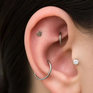 Femme avec Embout Piercing Cœur en Titane monté sur Tige Labret à l'Hélix.