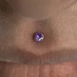 Femme avec Embout Piercing Titane G23 Zirconium Griffé au Médusa.