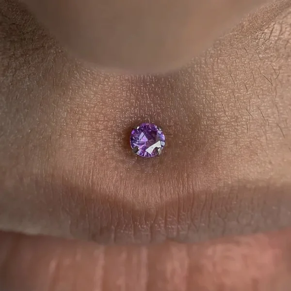 Femme avec Embout Piercing Titane G23 Zirconium Griffé au Médusa Femme avec Embout Piercing Titane G23 Zirconium Griffé au Médusa.