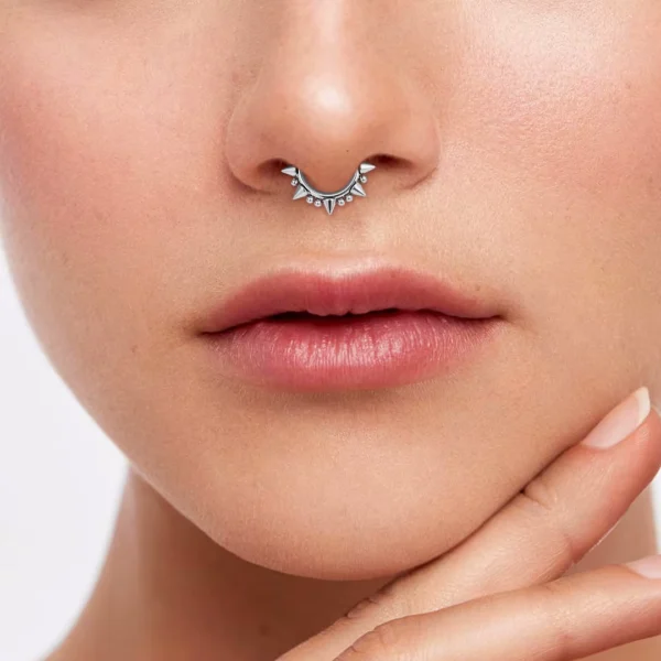 Femme avec Piercing Anneau Clicker Perles & Pointes Radiales en Titane au Septum Femme avec Piercing Anneau Clicker Perles & Pointes Radiales en Titane au Septum.