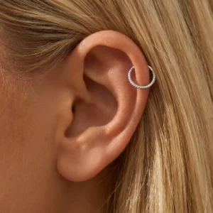 Femme avec Piercing Anneau Clicker Torsadé Acier Chirurgical 316L sur l'Hélix.