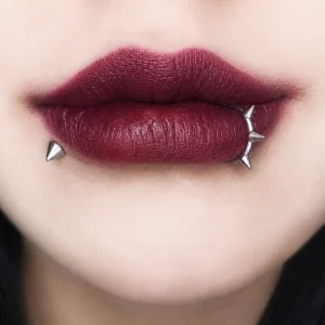 Femme avec Piercing Anneau Clicker Triple Pointe en Titane en Side Labret Femme avec Piercing Anneau Clicker Triple Pointe en Titane en Side Labret.