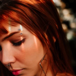 Femme avec Piercing Arcade Banane Titane Bille & Pointe Femme avec Piercing Arcade Banane Titane Bille & Pointe.
