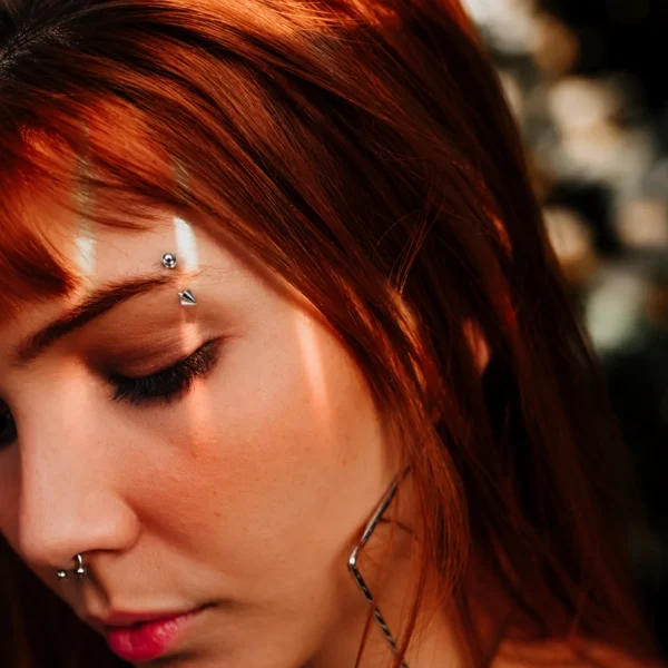 Femme avec Piercing Arcade Banane Titane Bille & Pointe Femme avec Piercing Arcade Banane Titane Bille & Pointe.