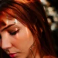 Femme avec Piercing Arcade Banane Titane Bille & Pointe.