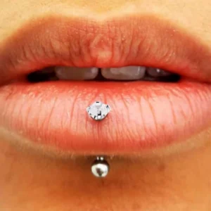 Femme avec Piercing Banane Titane Bille & Zirconium Griffé à la Lèvre (labret vertical).