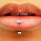Femme avec Piercing Banane Titane Bille & Zirconium Griffé à la Lèvre (labret vertical).