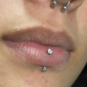 Femme avec Piercing Banane Titane Double Zirconium Griffé en Labret Vertical (lèvre).