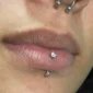 Femme avec Piercing Banane Titane Double Zirconium Griffé en Labret Vertical (lèvre).