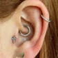 Femme avec Piercing Clicker Titane à Tranche Pavée de Zirconiums à l'Hélix (cartilage).