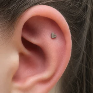 Femme avec Piercing Labret Cœur en Titane à l'Oreille (Hélix).