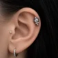 Femme avec Piercing Labret Titane Ornemental Zirconiums & Billes à l'Hélix.