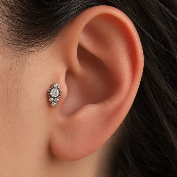Femme avec Piercing Labret Titane Ornemental Zirconiums & Billes au Tragus Femme avec Piercing Labret Titane Ornemental Zirconiums & Billes au Tragus.