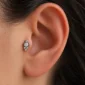 Femme avec Piercing Labret Titane Ornemental Zirconiums & Billes au Tragus.