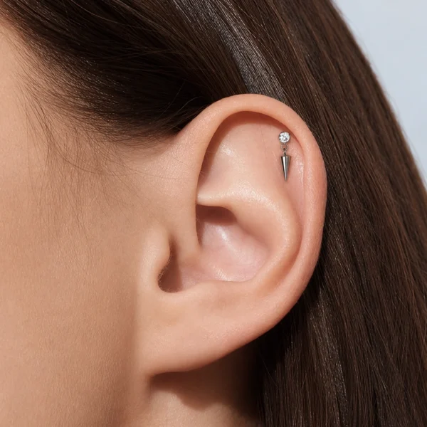 Femme avec Piercing Labret Titane Zirconium & Pointe Suspendue à l'Oreille (Cartilage Hélix) Femme avec Piercing Labret Titane Zirconium & Pointe Suspendue à l'Oreille (Cartilage Hélix).