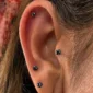 Femme avec Piercing Labret Titane à Zirconium Griffé Noir sur Oreille (cartilage hélix tragus) lobe & 2e lobe.