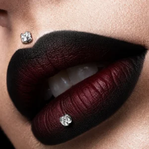 Femme avec Piercing Labret Titane à Zirconium Griffé sur Lèvre Médusa et Ashley.