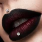 Femme avec Piercing Labret Titane à Zirconium Griffé sur Lèvre Médusa et Ashley.