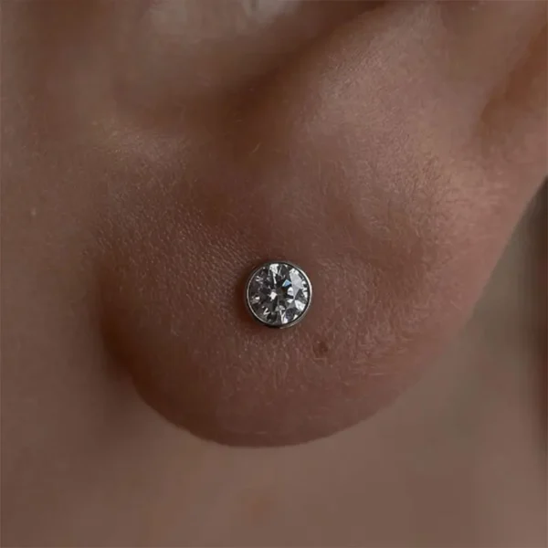 Femme avec Piercing Labret Titane à Zirconium Serti Clos au Lobe d'Oreille Femme avec Piercing Labret Titane à Zirconium Serti Clos au Lobe d'Oreille.