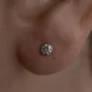 Femme avec Piercing Labret Titane à Zirconium Serti Clos au Lobe d'Oreille.