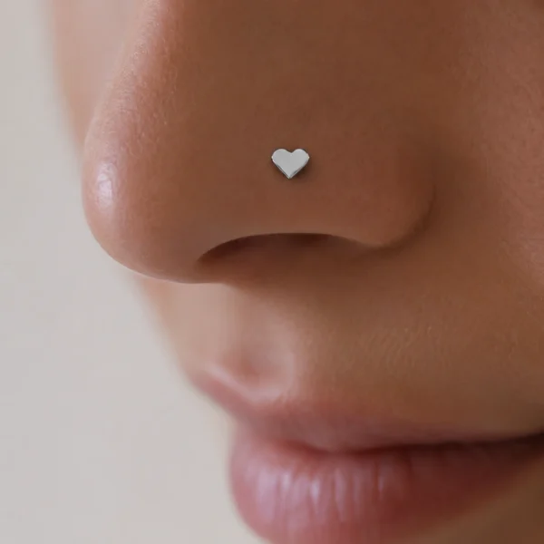 Femme avec Piercing Narine (Nostril) Cœur Stud Courbé en U Femme avec Piercing Narine (Nostril) Cœur Stud Courbé en U.