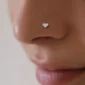 Femme avec Piercing Narine (Nostril) Cœur Stud Courbé en U.