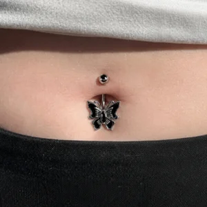 Femme avec Piercing Nombril Papillon Noir à Zirconiums Sertis.