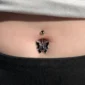 Femme avec Piercing Nombril Papillon Noir à Zirconiums Sertis.