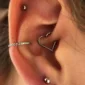 Femme portant un Piercing Cœur Clicker en Titane au Daith.