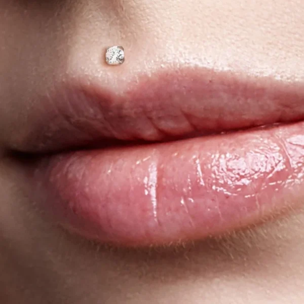 Femme portant un Piercing Labret Bioflex® avec Zircon Push-Fit 3 mm au Medusa Femme portant un Piercing Labret Bioflex® avec Zircon Push-Fit 3 mm au Medusa.