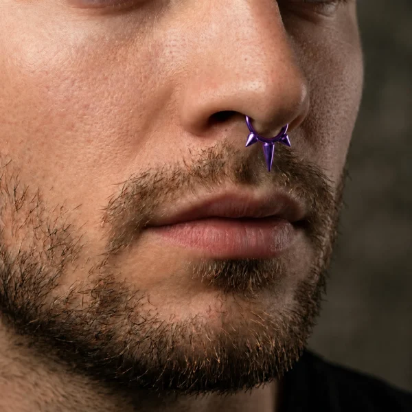 Homme avec Piercing Anneau Clicker Triple Spike Asymétrique en Titane au Septum Homme avec Piercing Anneau Clicker Triple Spike Asymétrique en Titane au Septum.