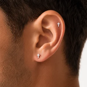 Homme avec Piercing Labret Croix Gothique en Titane à l'Oreille (Hélix et Lobe).