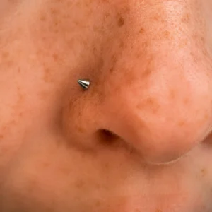Homme avec Piercing Narine (Nostril) Stud à Pointe Conique Courbé en U.