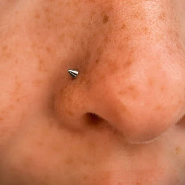 Homme avec Piercing Narine (Nostril) Stud à Pointe Conique Courbé en U Homme avec Piercing Narine (Nostril) Stud à Pointe Conique Courbé en U.