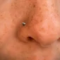 Homme avec Piercing Narine (Nostril) Stud à Pointe Conique Courbé en U.