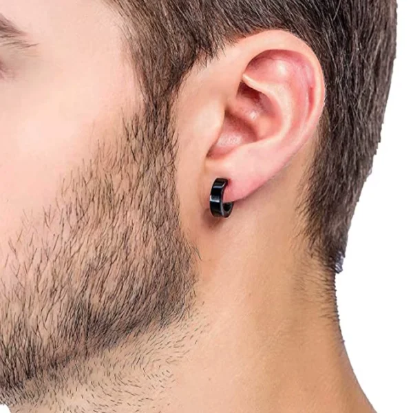 Homme avec un Faux Piercing Anneau Clip Oreille à Bordure Large 4 mm en Acier Chirurgical Noir PVD Homme avec un Faux Piercing Anneau Clip Oreille à Bordure Large 4 mm en Acier Chirurgical Noir PVD.