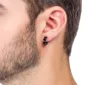 Homme avec un Faux Piercing Anneau Clip Oreille à Bordure Large 4 mm en Acier Chirurgical Noir PVD.