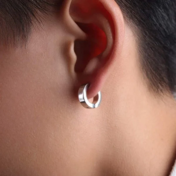 Homme portant un Faux Piercing Anneau Clip Oreille à Bordure Large 4 mm en Acier 316L Poli Homme portant un Faux Piercing Anneau Clip Oreille à Bordure Large 4 mm en Acier 316L Poli.