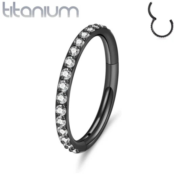 Piercing Anneau Clicker Titane Noir Anodisé à Tranche Pavée de Zirconiums Piercing Anneau Clicker Titane Noir Anodisé à Tranche Pavée de Zirconiums.