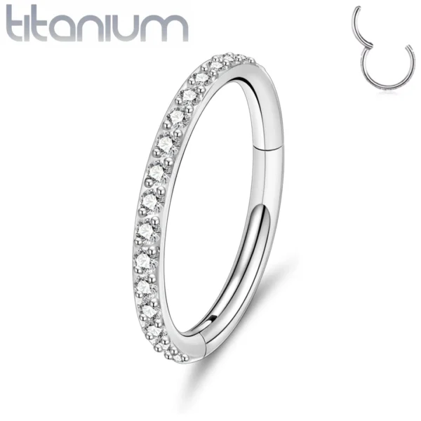 Piercing Anneau Clicker Titane Poli à Tranche Pavée de Zirconiums Piercing Anneau Clicker Titane Poli à Tranche Pavée de Zirconiums.