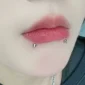 Piercing Labret Pointe en Titane sur Lèvre (Snake Bites).