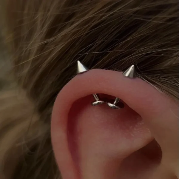 Piercing Labret Pointe en Titane sur Oreille (Hélix) Piercing Labret Pointe en Titane sur Oreille (Hélix).