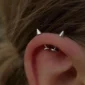 Piercing Labret Pointe en Titane sur Oreille (Hélix).